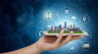 Modern şehir modeli Smartphone cep telefonu ile el, Bağlan global kablosuz cihazlar ile 5 g ağ kablosuz sistemleri ve internet şeyler, akıllı şehir ve iletişim ağ.