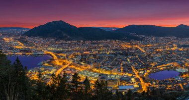 Floyen Bergen, Bergen, Norveç günbatımında harika panoramik manzaralı.