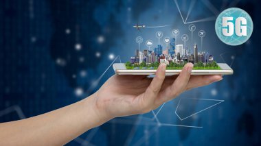 Modern şehir modeli Smartphone cep telefonu ile el, Bağlan global kablosuz cihazlar ile 5 g ağ kablosuz sistemleri ve internet şeyler, akıllı şehir ve iletişim ağ.