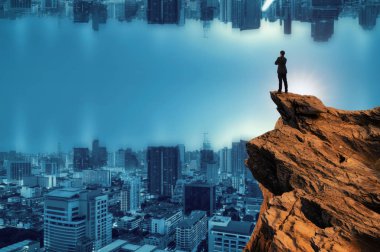 Üstünde tepe-in en yüksek dağ ve ileriye bakarak cityscape arka plan, başarı, rekabet ve lider kavramı ile sarılmak kavramı vizyon, işadamı giyiyor rahat rahat takım elbise ceket ayakta göğsünüze.