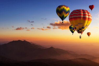 Noktası günbatımı bir seyahat yer, Doi Inthanon, Tayland Chiang mai's gizli cennet Dağı'nda üzerinde uçan güzel renkli sıcak hava balonları göster.