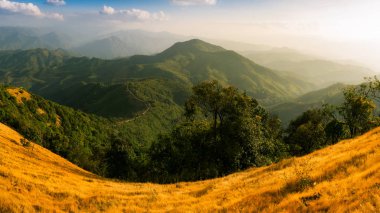 Akşam yüksek dağların Manzara manzara, bakış açısı dağ Doi Pui Cu, Mae Hong Son Popüler turistik, Tayland.