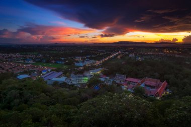 Gün batımı sırasında Phetchaburi bölgesinin güzel manzara 