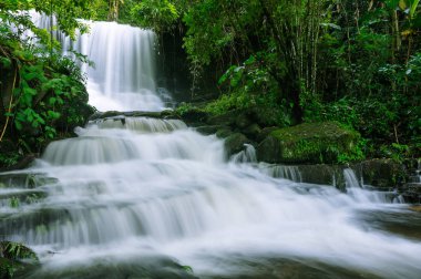 Adam Daeng şelale sonbahar. Güzel doğa.