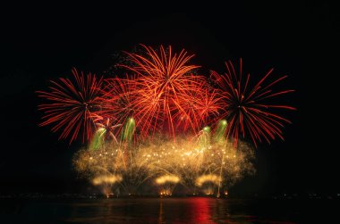 Kara gökyüzü arka planında renkli havai fişekler.