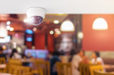 CCTV sistemi güvenlik içinde Restoran, Restoran, gözetim ve izleme kavramı koruma müşteri izlemek için tavan yüklü güvenlik kamerası. 