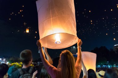 Yüzer fenerler Loy Krathong Festivali'nde serbest ya da fenerler Festivali Chiang Mai, Tayland içinde yüzen kadın.