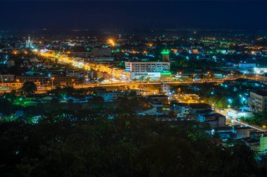 Phetchaburi, şehrin ana yola alacakaranlık peyzaj.