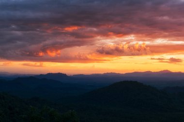 Dağlar ile sıcak ışık Mae Moh, Lampang, Thailand.