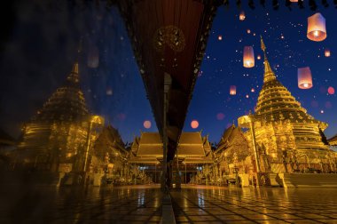 Yansıması olan güzel Pagoda, Chiang Mai Tayland 'daki Doi Suthep tapınağı, Alacakaranlık' taki en ünlü tapınak, Yi Peng ve Loy Krathong (Fener Festivali)).