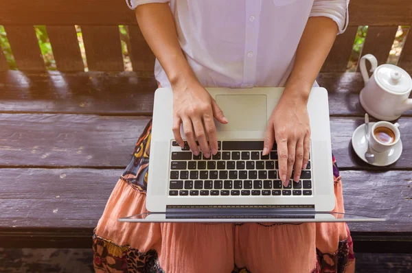 Freelance Kobieta Ręce Klawiaturze Laptopa Kawiarni Dziewczyna Pomocą Laptopa Pisanie — Zdjęcie stockowe