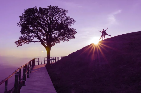 Silhouette Couple Sur Colline Arbre Solitaire Soleil Tombe Derrière Avec — Photo