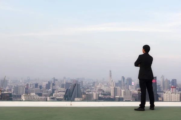 Empresario Pie Parte Superior Del Edificio Ver Ciudad Moderna — Foto de Stock