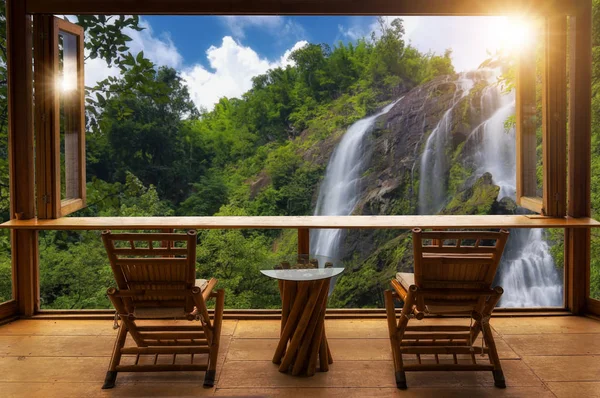 Drewniany Stół Krzesła Tarasie Przed Piękne Góry Krajobraz Widok Kawiarni — Zdjęcie stockowe
