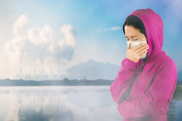 Kvinna Nysningar Klädd Rosa Vinterkläder Bär Mask Ansikte Mot Luftföroreningar — Stockfoto