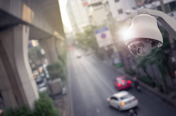 Videokamera Überwachungskamera Vordergrund Verschwommene Straße Aus Einem Hohen Winkel Auf — Stockfoto