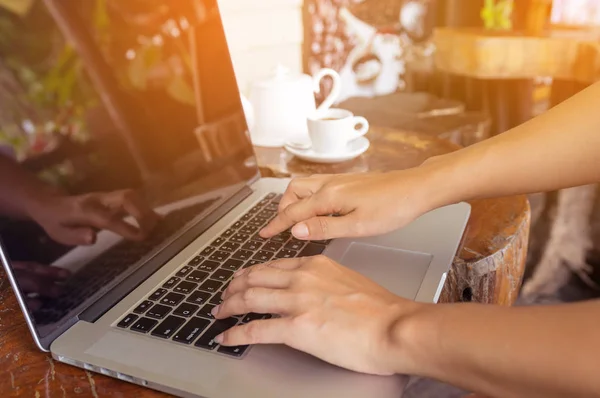 Freelance Kobieta Ręce Klawiaturze Laptopa Kawiarni Dziewczyna Pomocą Laptopa Pisanie — Zdjęcie stockowe