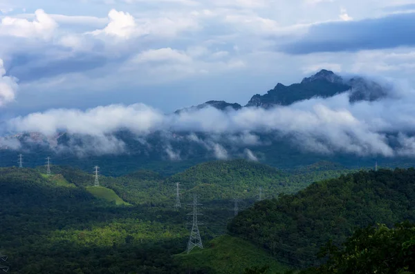Vysoký Napěťový Přenos Energie Věže Mlhou Hoře Mae Moh Lampang — Stock fotografie