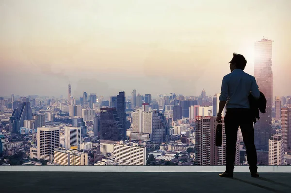 Visão Conceitual Jovem Empresário Vestindo Terno Casual Confortável Topo Edifício — Fotografia de Stock