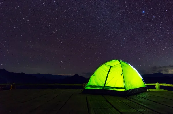 Tenda Acampamento Verde Brilhante Terraço Bambu Sob Céu Noturno Cheio — Fotografia de Stock