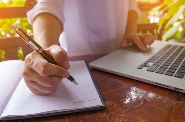 Kalem Defter Üzerinde Elini Tuttum Eller Serbest Kadın Bir Kafede — Stok fotoğraf