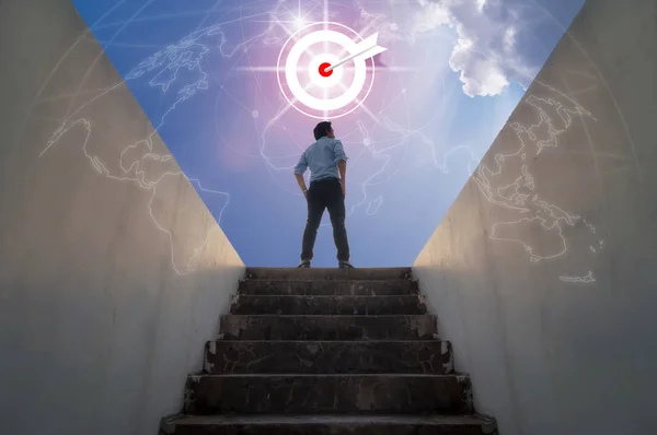 Vizyon kavramı, genç işadamı merdiven ve içine bakmak en üstünde gol ve hırs ve taahhüt işi başarı ile başarı bulmak için.