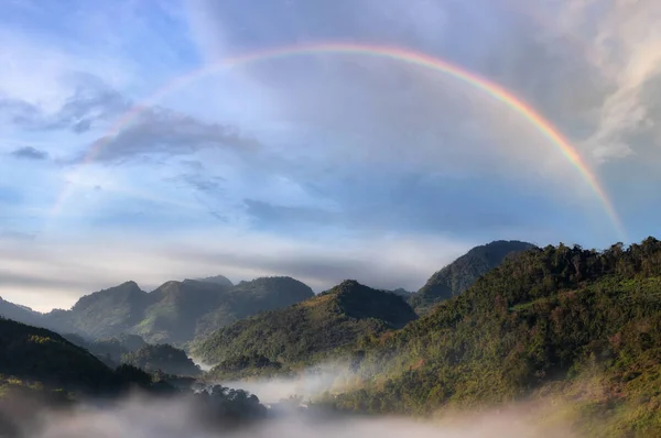 Prachtige Bergachtige Landschap Met Ochtendnevel Hemel Een Regenboog Regen Hieronder — Stockfoto