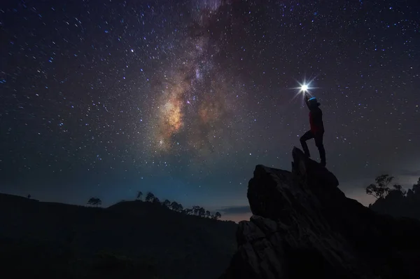 Silhuetten Klättrare Eller Backpacker Handen Höll Han Ljuset Högt Upp — Stockfoto