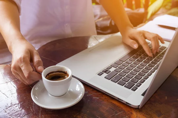 Heißer Kaffee Und Freie Frauenhände Auf Dem Tastatur Laptop Computer — Stockfoto