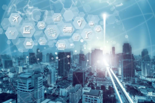 Cityscape mavi tonu arka plan Internet şeyler (çok) nesneleri simge birbirine bağlama, Internet ağ kavramı, birbirleri ile bağlan global kablosuz cihazlar ile.