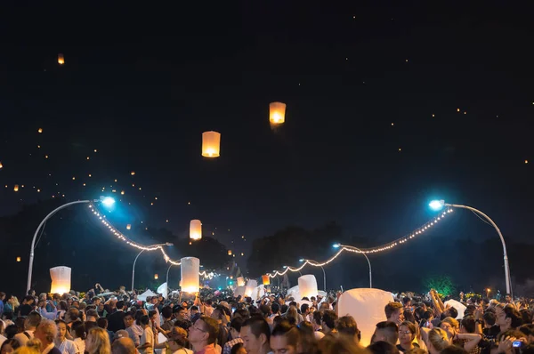 Chiang Mai Thailand Novembro Lanternas Flutuantes Festival Muitos Turistas Vêm — Fotografia de Stock