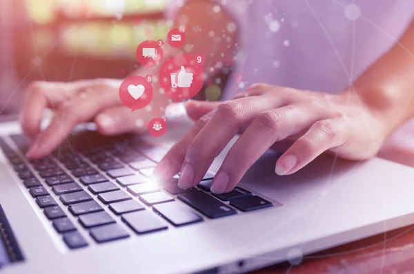 Freelance Vrouw Hand Met Laptopcomputer Voor Marketing Social Media Website — Stockfoto