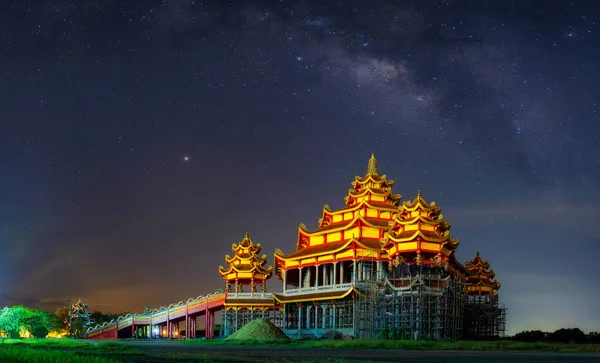 Nightscape Mlecznej Gwiazd Kurz Miejsca Wszechświecie Sanktuarium Guan Yin Najznakomitszych — Zdjęcie stockowe