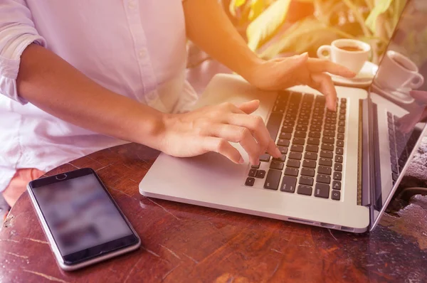 Frilansande Kvinnas Händer Tangentbord Laptop Dator Ett Kafé Med Smartphone — Stockfoto