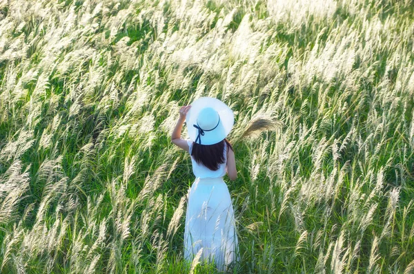 Beautiful Asian Woman White Dress Hat Standing White Grassy Field — Stock Photo, Image