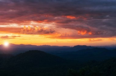 Dağ manzarası ile sıcak ışık Mae Moh, Lampang, Thailand.