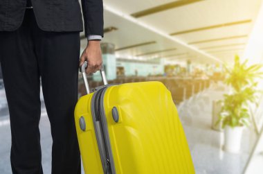 İşadamı ve kalkış salonu havaalanında bavul, uçağın arka plan bulanık, yaz tatil kavramı, seyahat bavul Havaalanı terminal bekleyen alan içinde 