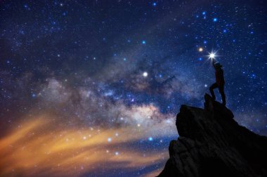Siluet dağcı veya backpacker kayalık dağ tepe ve Samanyolu Gökadası, başarı, kazanan, lider kavramı