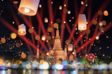 Bangkok mutlu yeni yıl gerisayım havai fişek ve fenerler Wat Arun Tapınağı, Bangkok Tayland.