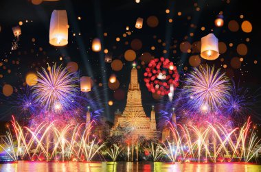 Bangkok mutlu yeni yıl gerisayım havai fişek ve fenerler Wat Arun Tapınağı, Bangkok Tayland.