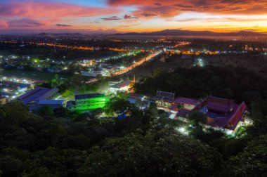 Gün batımı sırasında Phetchaburi bölgesinin güzel manzara 