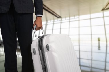 İşadamı ve kalkış salonu havaalanında bavul, uçağın arka plan bulanık, yaz tatil kavramı, seyahat bavul Havaalanı terminal bekleyen alan içinde 