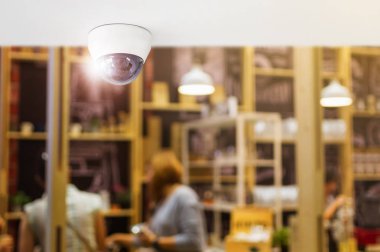CCTV sistemi güvenlik içinde Restoran, Restoran, gözetim ve izleme kavramı koruma müşteri izlemek için tavan yüklü güvenlik kamerası. 