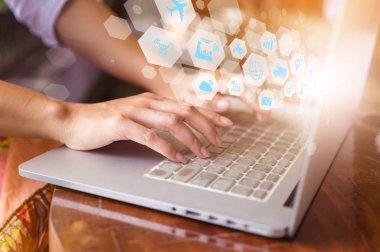 Internet şeyler (çok) nesneleri simgeler, Internet ağ kavramı, birbirleri ile bağlan global kablosuz cihazlar ile modern dizüstü kullanarak eller.
