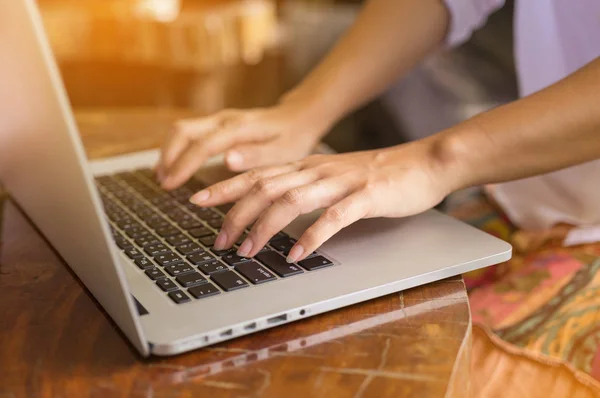Freelance Mãos Femininas Teclado Laptop Café Menina Usando Laptop Digitação — Fotografia de Stock