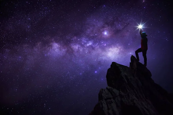 Silhouette Des Bergsteigers Oder Backpacker Hielt Den Stern Hoch Über — Stockfoto