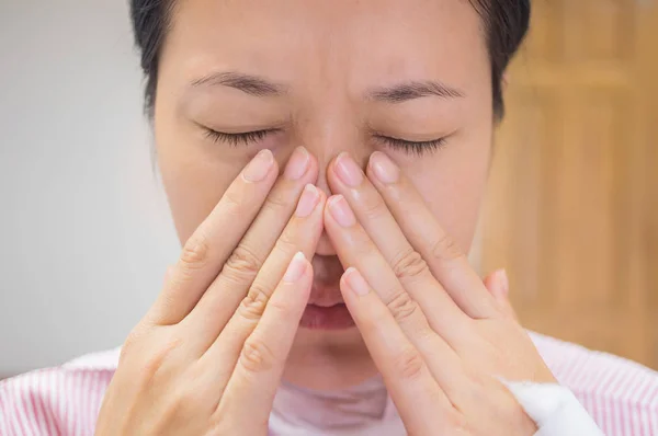 Kvinnlig Patient Med Näsan Smärta Sjukhussal — Stockfoto