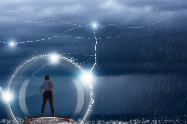 Joven Empresario Con Protección Contra Mal Tiempo Las Tormentas Eléctricas —  Fotos de Stock