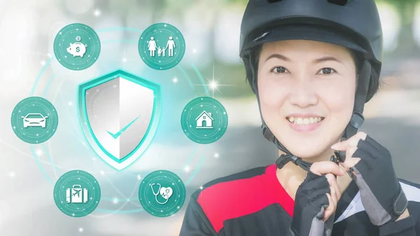 アジアの女性がヘルメットを身に着けている 保険サービスの概念設計 家族住宅 健康保険保険の盾 — ストック写真