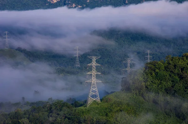 Високовольтні Вежі Передачі Потужності Тумані Горі Вибрати Гірський Лампанг — стокове фото